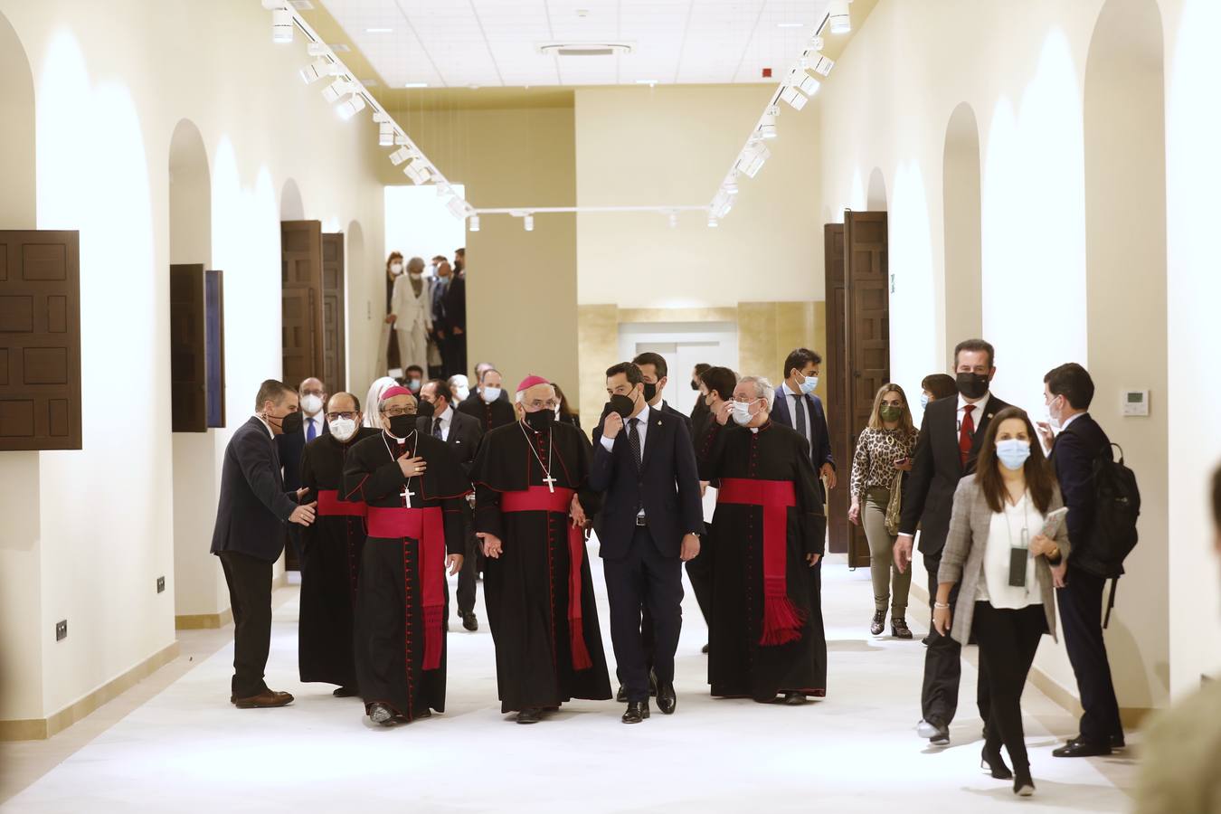 La visita del Nuncio del Papa y Juanma Moreno a las obras del Palacio Episcopal de Córdoba, en imágenes