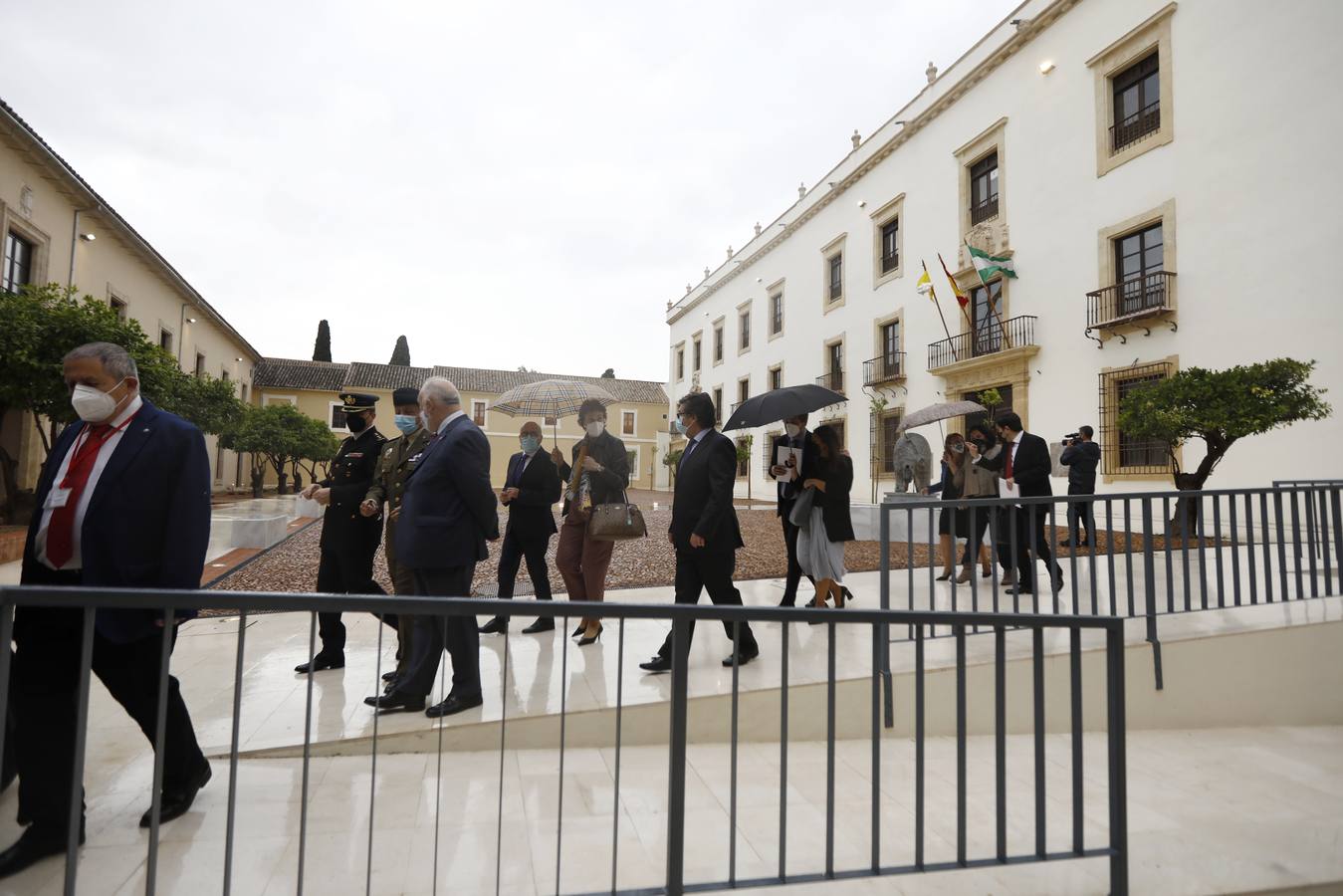 La visita del Nuncio del Papa y Juanma Moreno a las obras del Palacio Episcopal de Córdoba, en imágenes