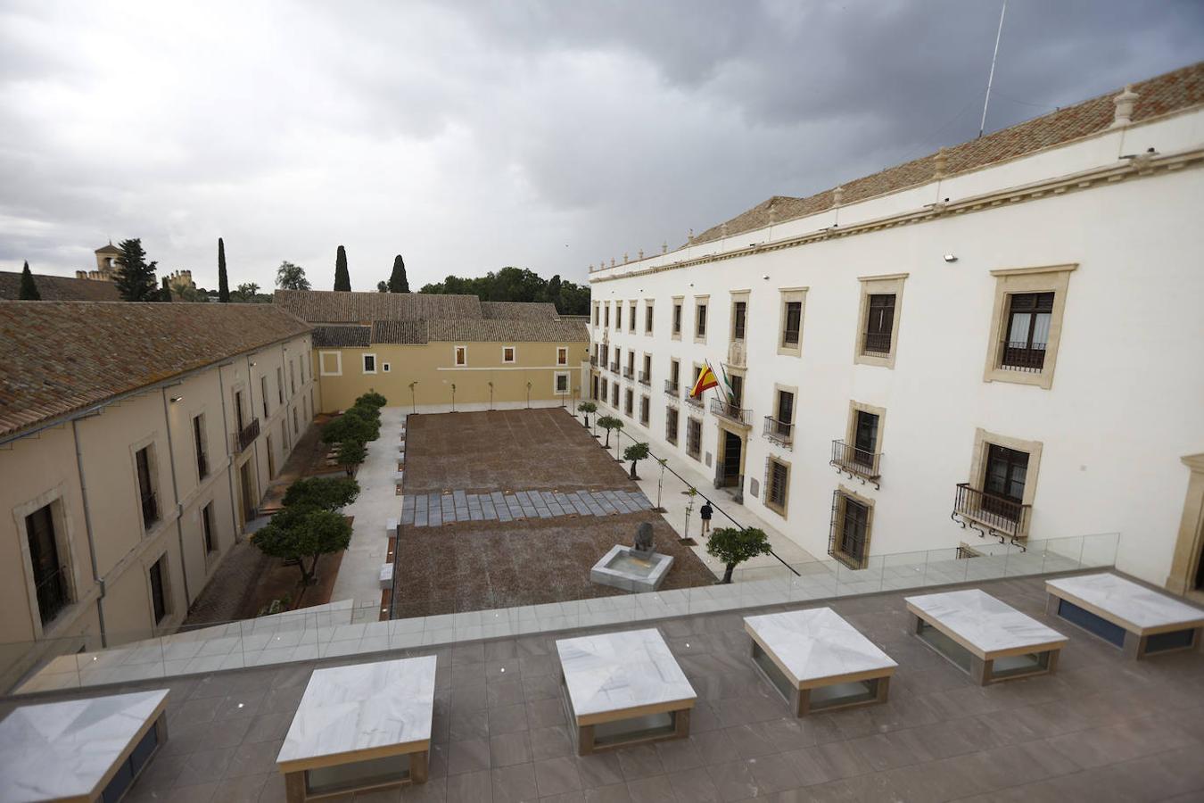 La visita del Nuncio del Papa y Juanma Moreno a las obras del Palacio Episcopal de Córdoba, en imágenes