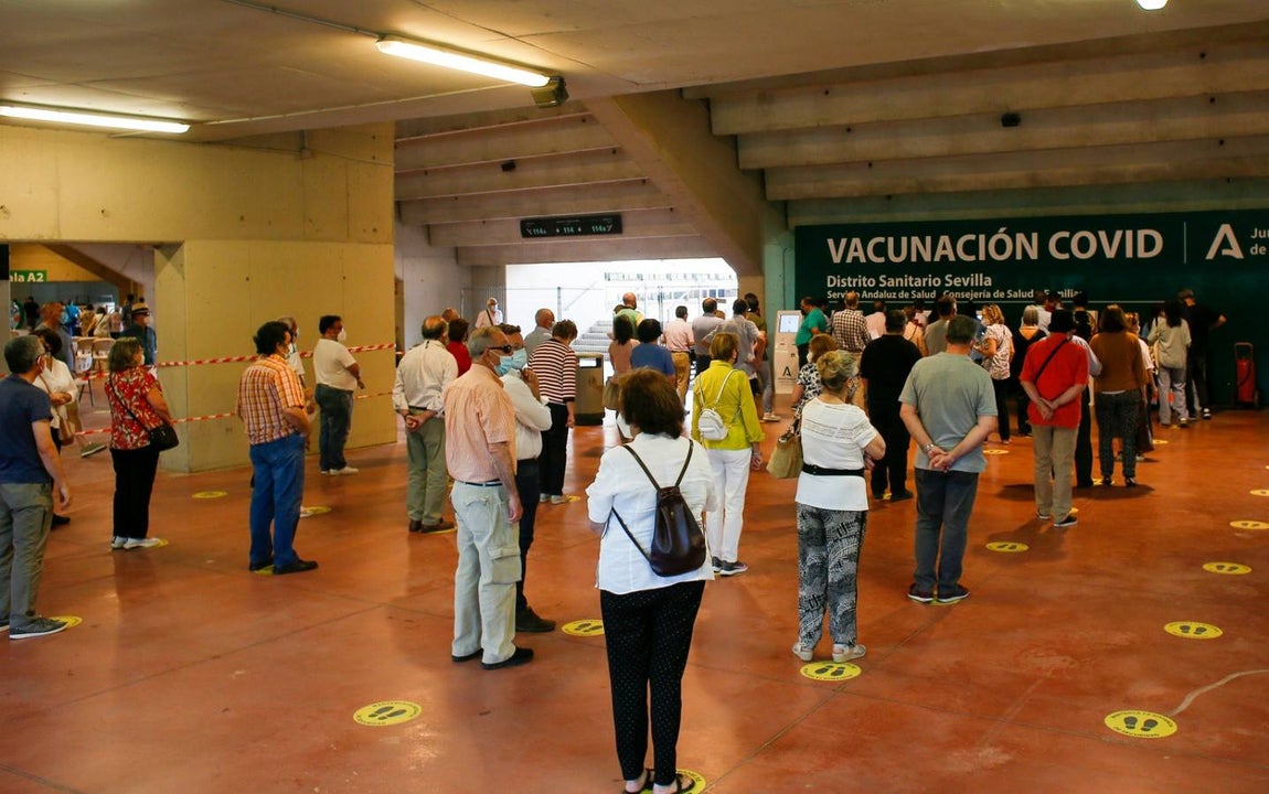 El estadio de la Cartuja cumple un mes como centro de vacunación masiva