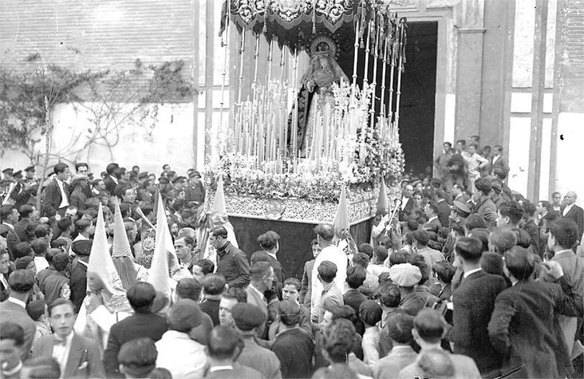 Salida de la hermandad de la Estrella de la parroquia de San Jacinto en el año 1932