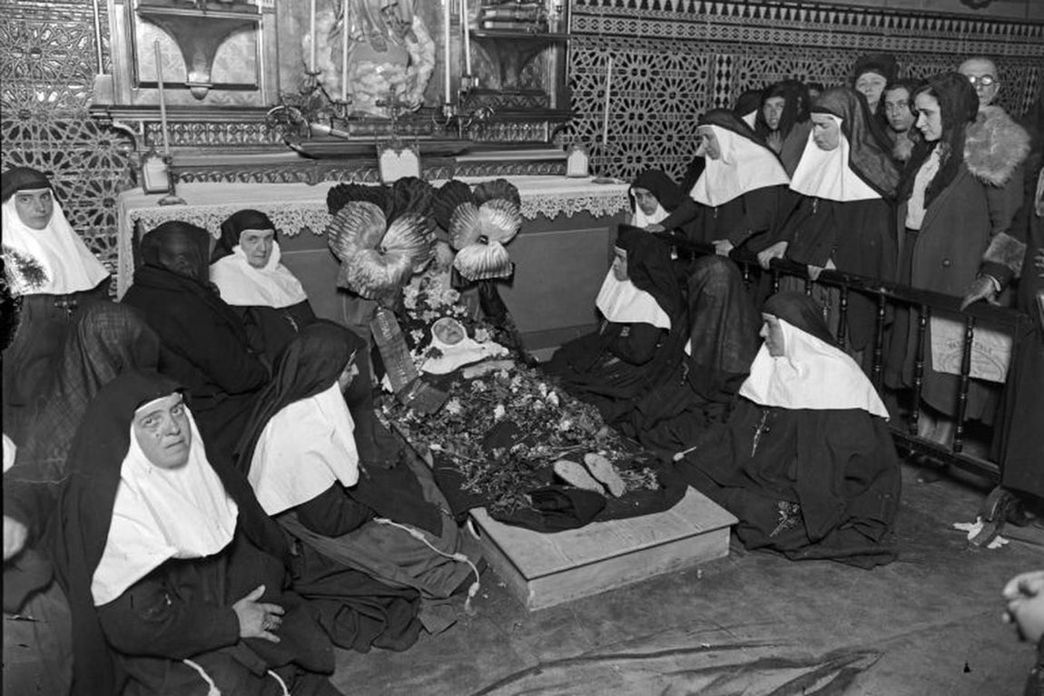 Velatorio del cuerpo de Sor Ángela de la Cruz. Año 1932