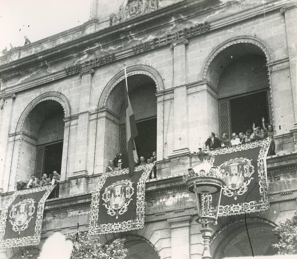 Izado de la bandera en el Ayuntamiento. 18 de julio de 1936