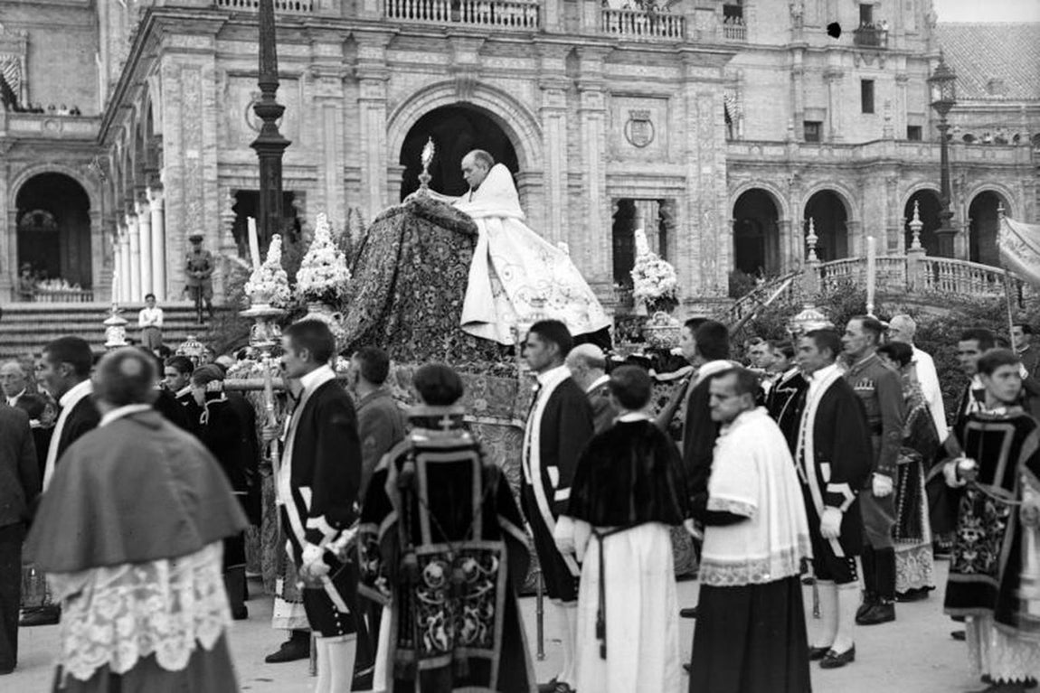El cardenal Segura clausura la Asamblea de Hermandades en la plaza de España. Año 1942.