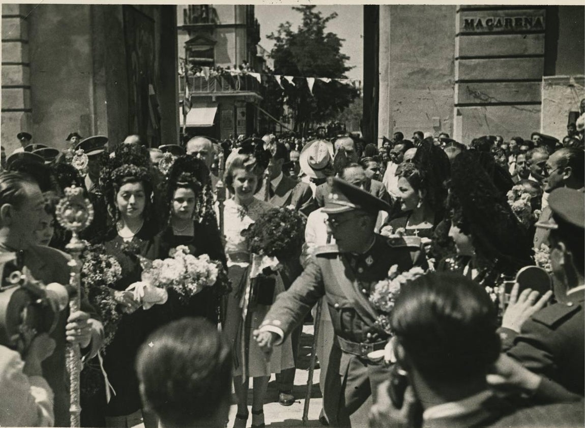 Eva Perón, esposa del presidente de Argentina, con la hermandad de la Macarena. Año 1947