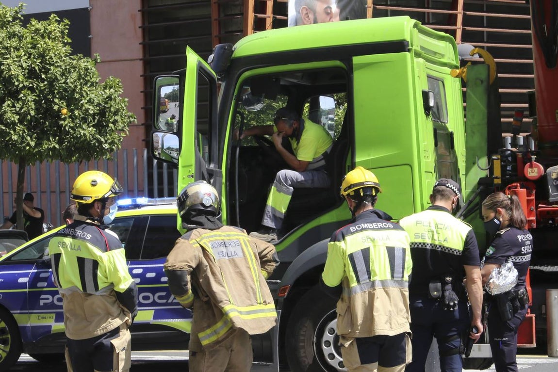 Miembros de los servicios de emergencias en el lugar del atropello