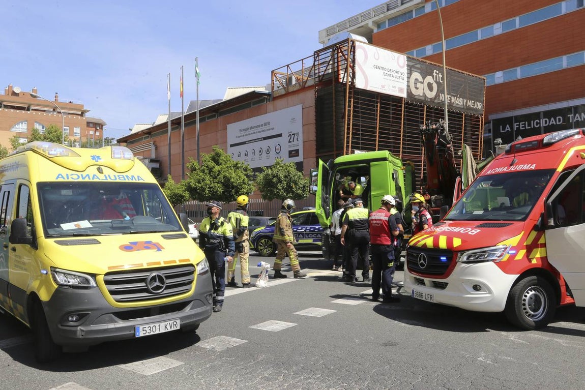 Miembros de los servicios de emergencias en el lugar del atropello