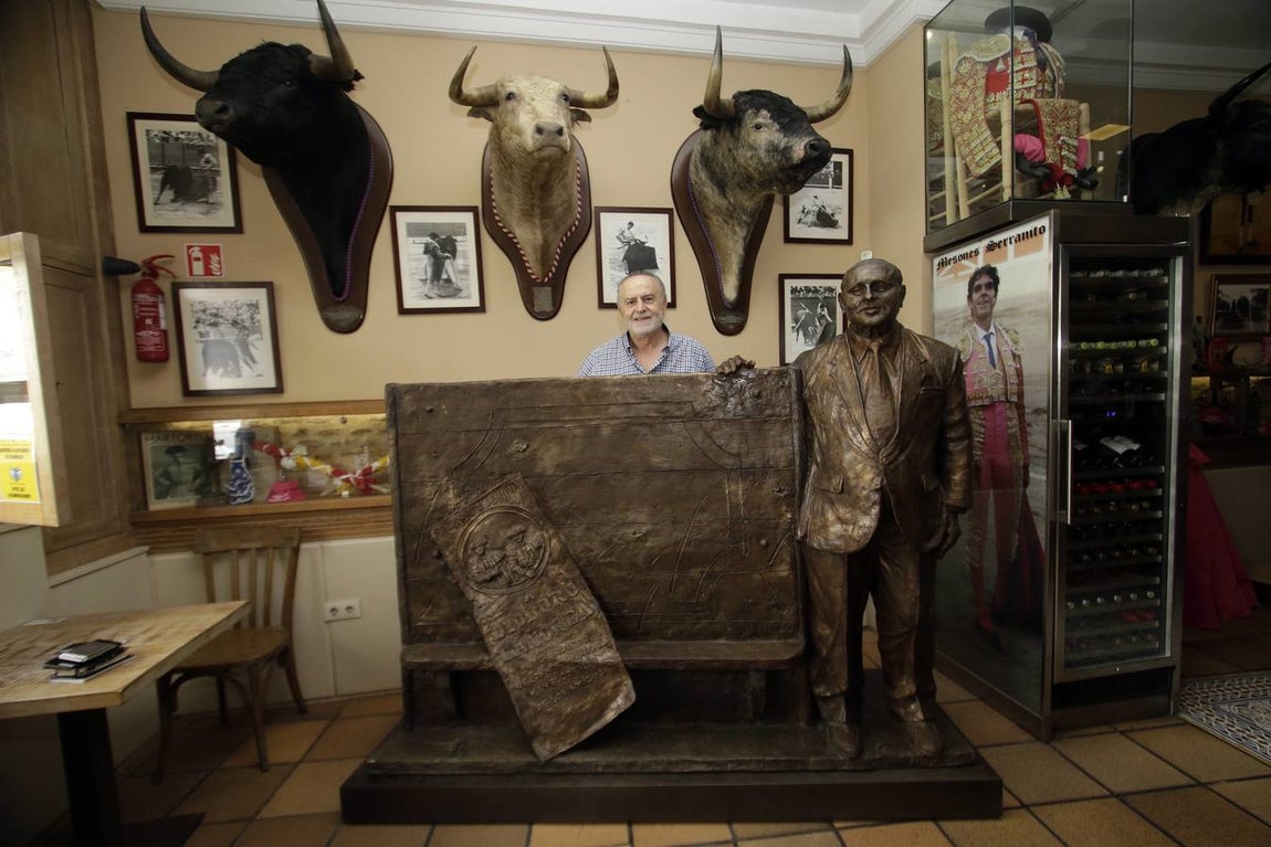 Monumento dedicado a Diodoro Canorea instalado en el Mesón El Serranito de la calle Antonia Díaz