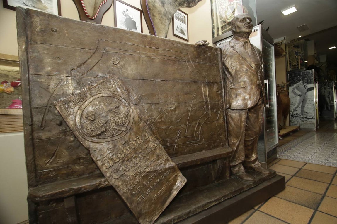 Monumento dedicado a Diodoro Canorea instalado en el Mesón El Serranito de la calle Antonia Díaz