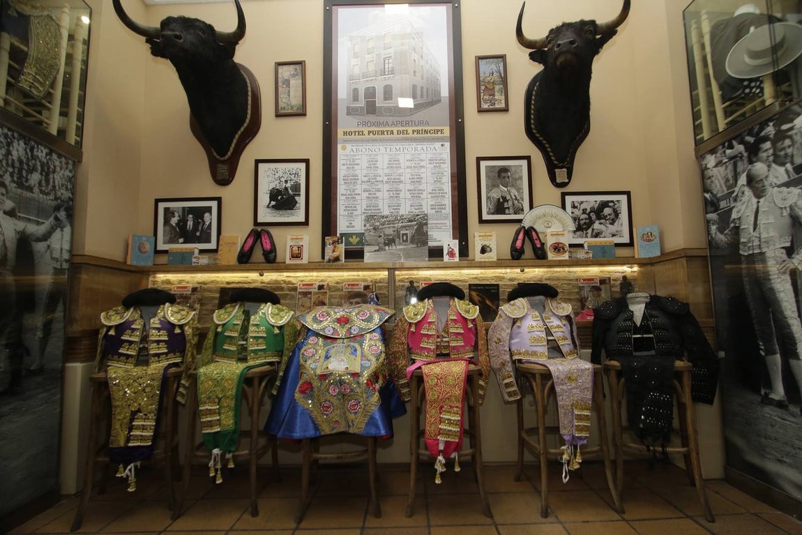 Monumento dedicado a Diodoro Canorea instalado en el Mesón El Serranito de la calle Antonia Díaz