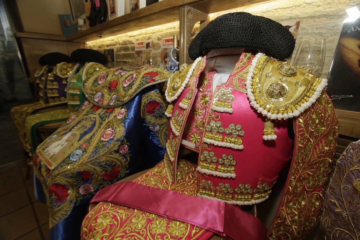 Monumento dedicado a Diodoro Canorea instalado en el Mesón El Serranito de la calle Antonia Díaz
