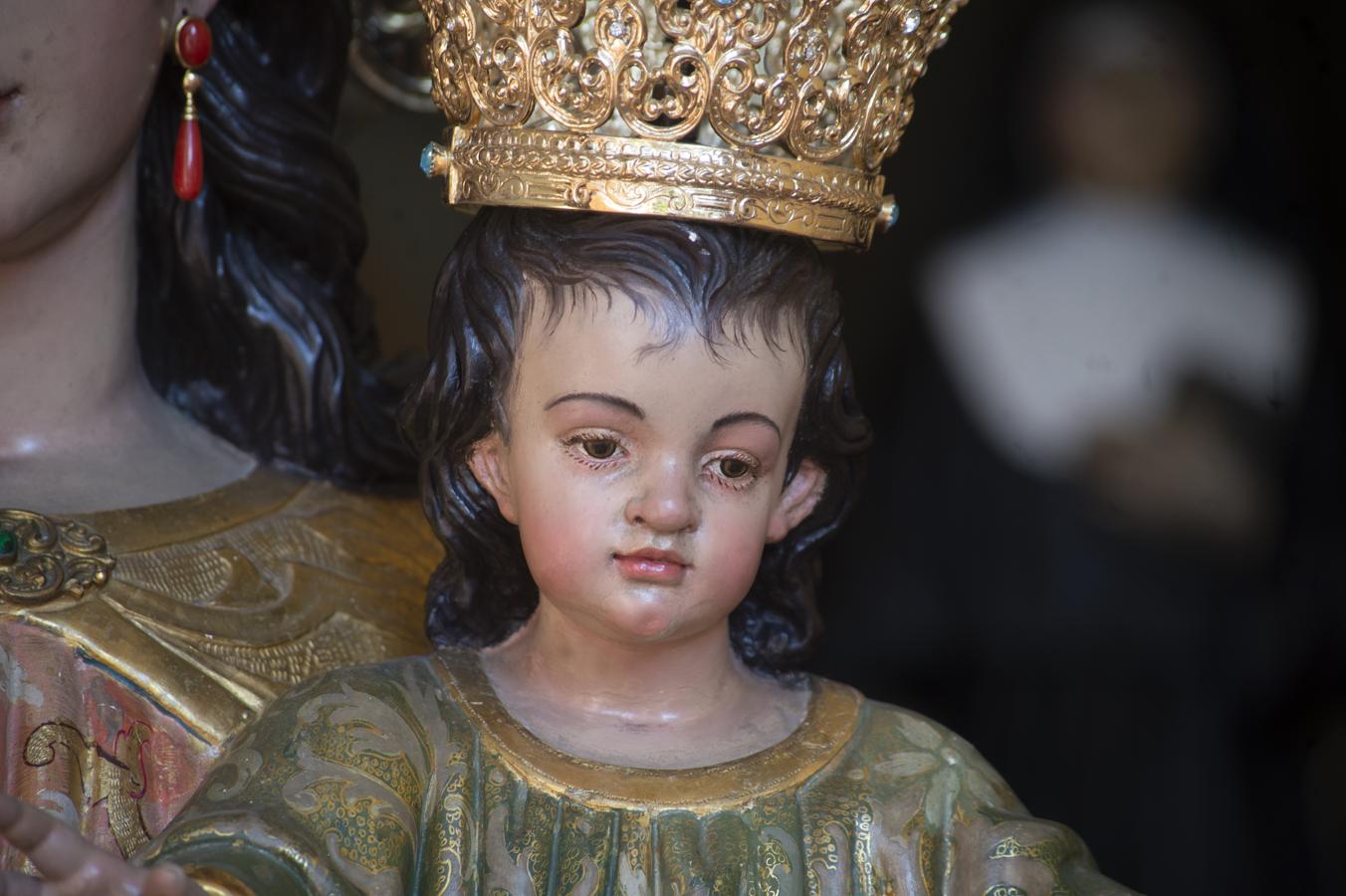 María Auxiliadora de Nervión, en la puerta del templo durante el 24 de mayo