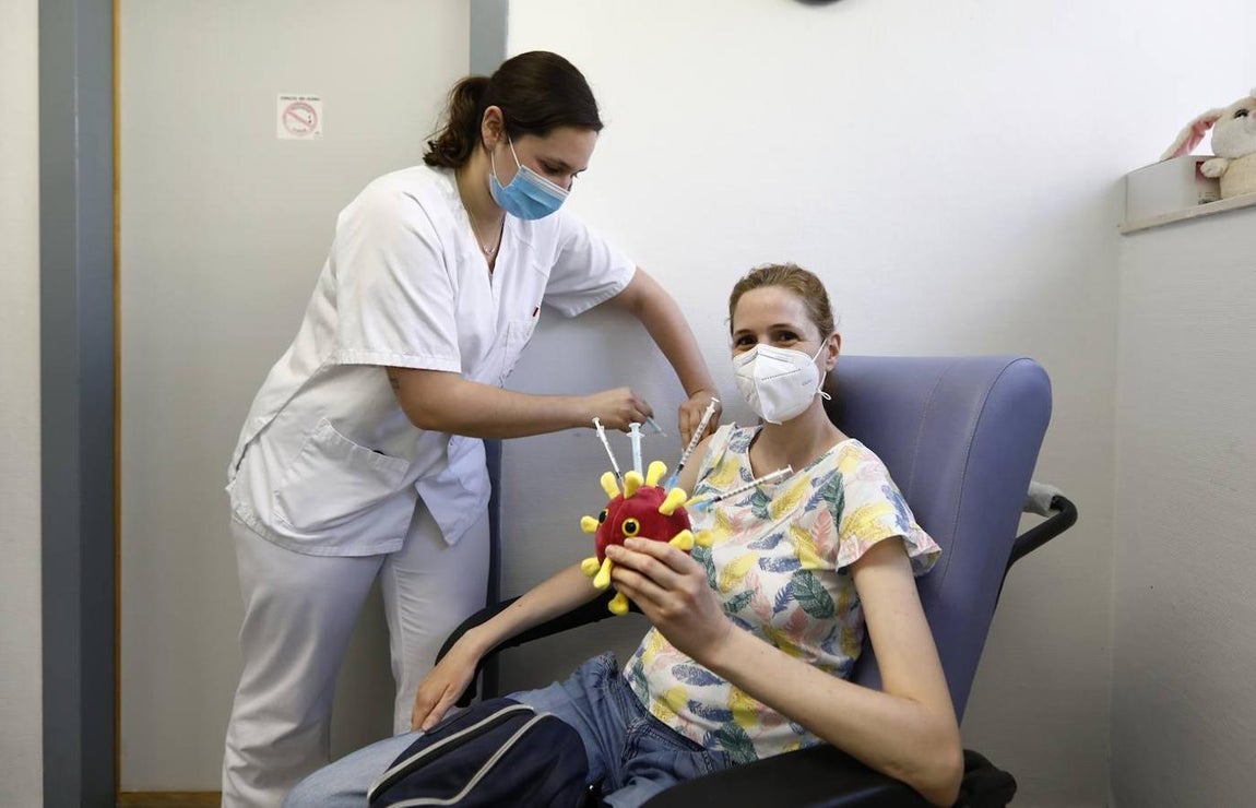 La vacunación con la segunda dosis de AstraZeneca en Cabra, en imágenes