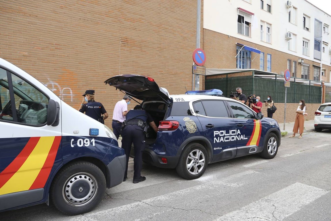 En imágenes, conmoción en Pino Montano por el asesinato de una mujer