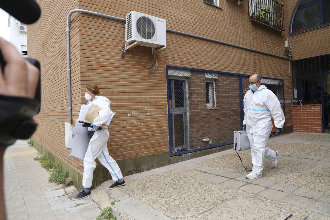 En imágenes, conmoción en Pino Montano por el asesinato de una mujer