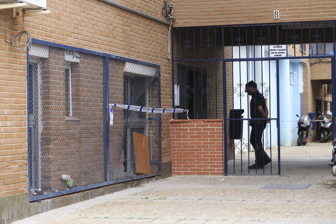 En imágenes, conmoción en Pino Montano por el asesinato de una mujer