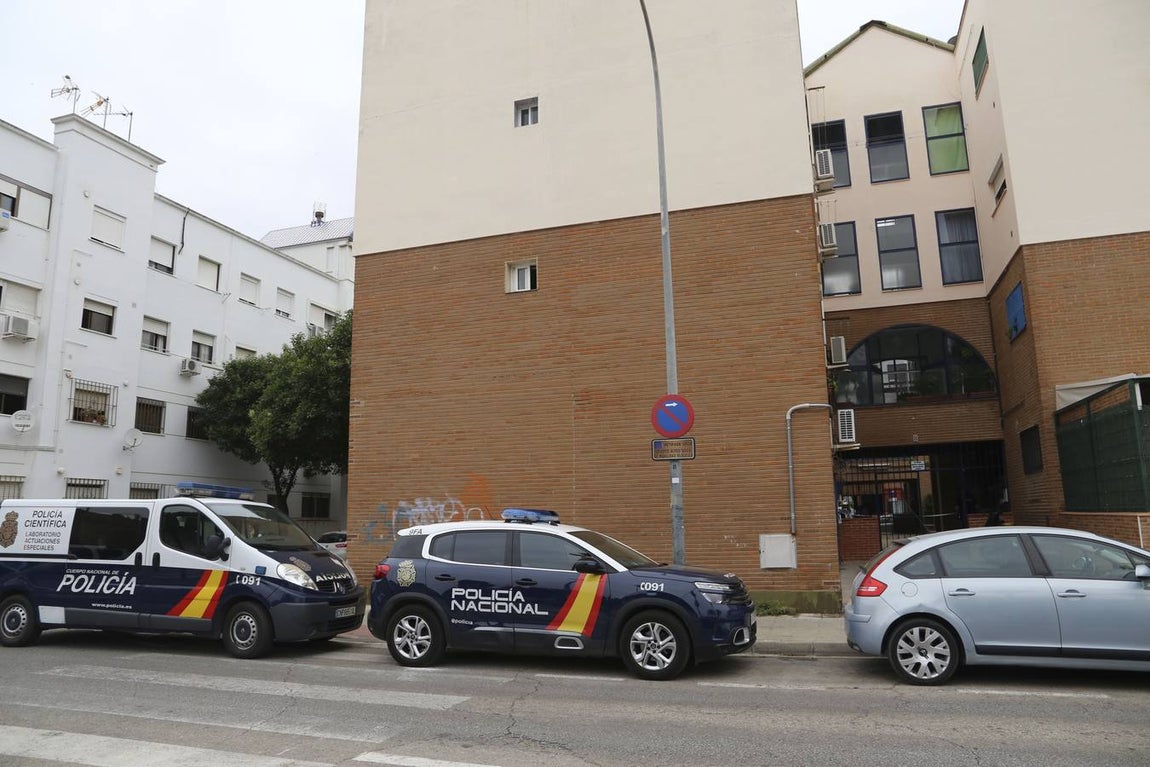 En imágenes, conmoción en Pino Montano por el asesinato de una mujer