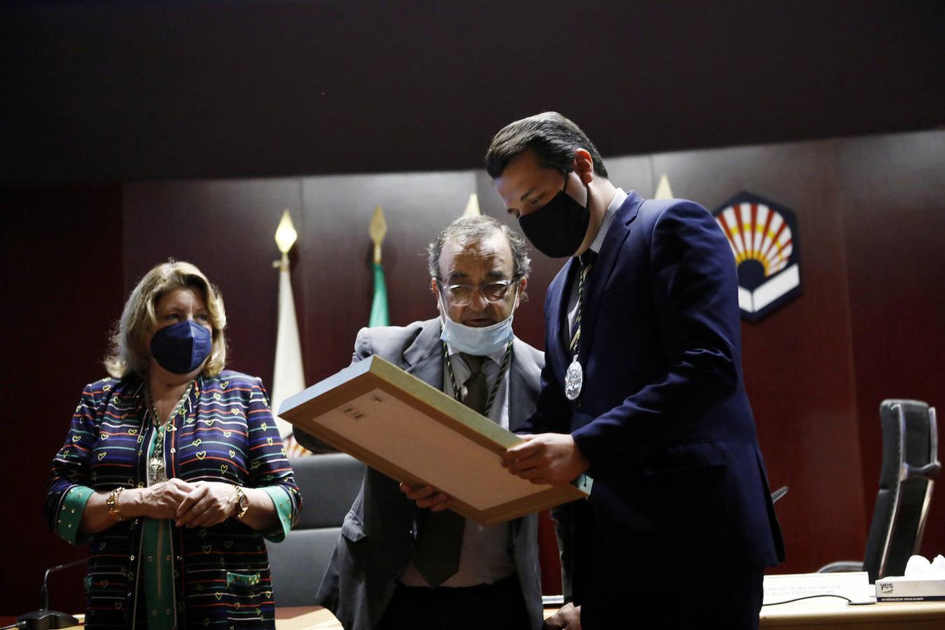 El nombramiento del alcalde de Córdoba como socio de honor del Aula del Vino, en imágenes