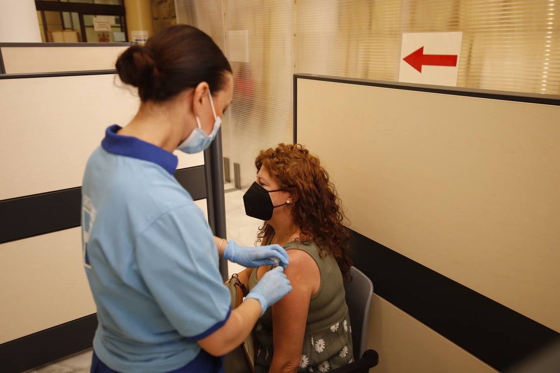 En imágenes, arranca la vacunación Covid en la sede del Ayuntamiento de Córdoba