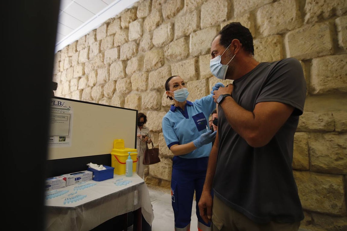 En imágenes, arranca la vacunación Covid en la sede del Ayuntamiento de Córdoba