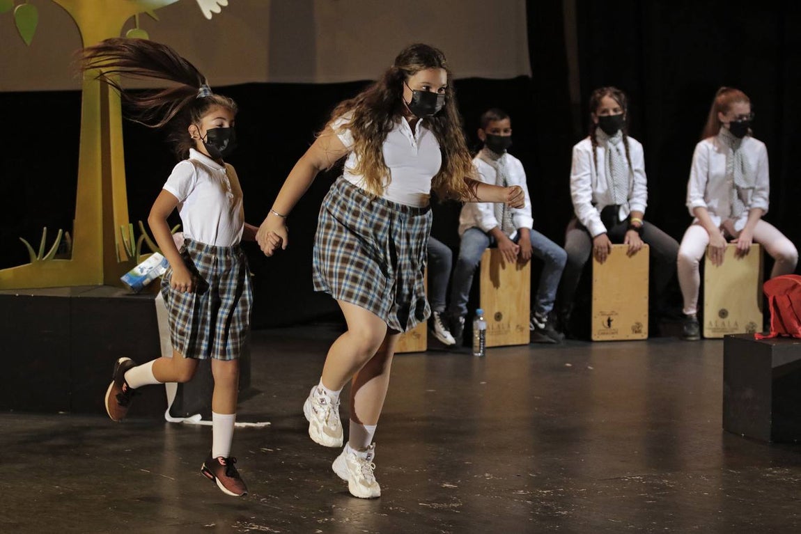 Alumnos de la Escuela de Arte de la Fundación Alalá representando la obra 'El árbol del flamenco'.