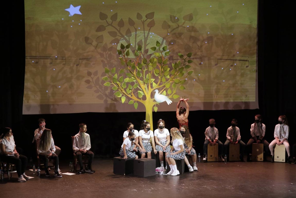 Alumnos de la Escuela de Arte de la Fundación Alalá representando la obra 'El árbol del flamenco'.
