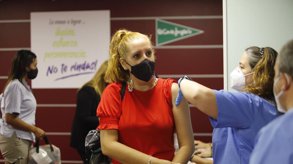 La vacunación de trabajadores de El Corte Inglés de Córdoba, en imágenes