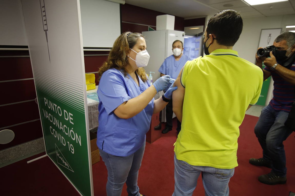 La vacunación de trabajadores de El Corte Inglés de Córdoba, en imágenes