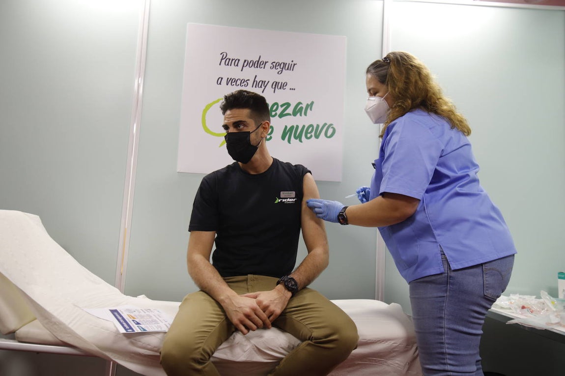 La vacunación de trabajadores de El Corte Inglés de Córdoba, en imágenes