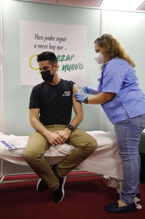 La vacunación de trabajadores de El Corte Inglés de Córdoba, en imágenes