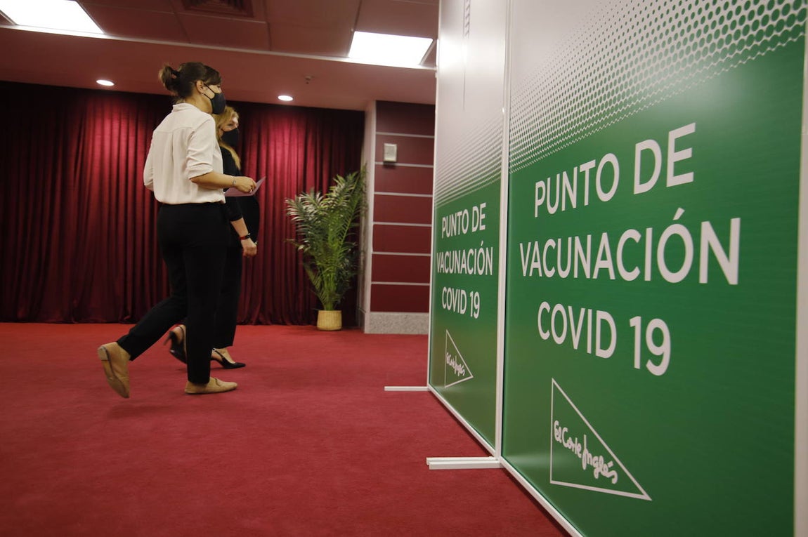 La vacunación de trabajadores de El Corte Inglés de Córdoba, en imágenes