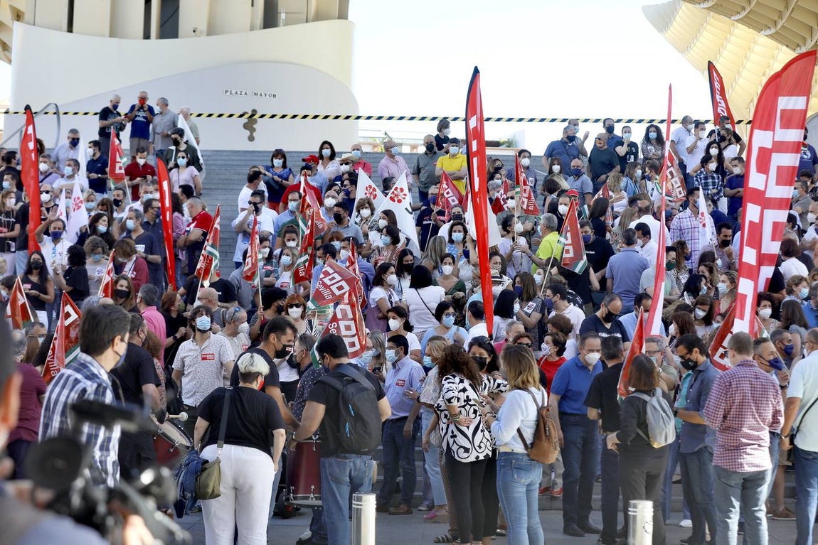 Los trabajadores de Caixabank se manifiestan en el centro de Sevilla contra los despidos forzosos en la empresa