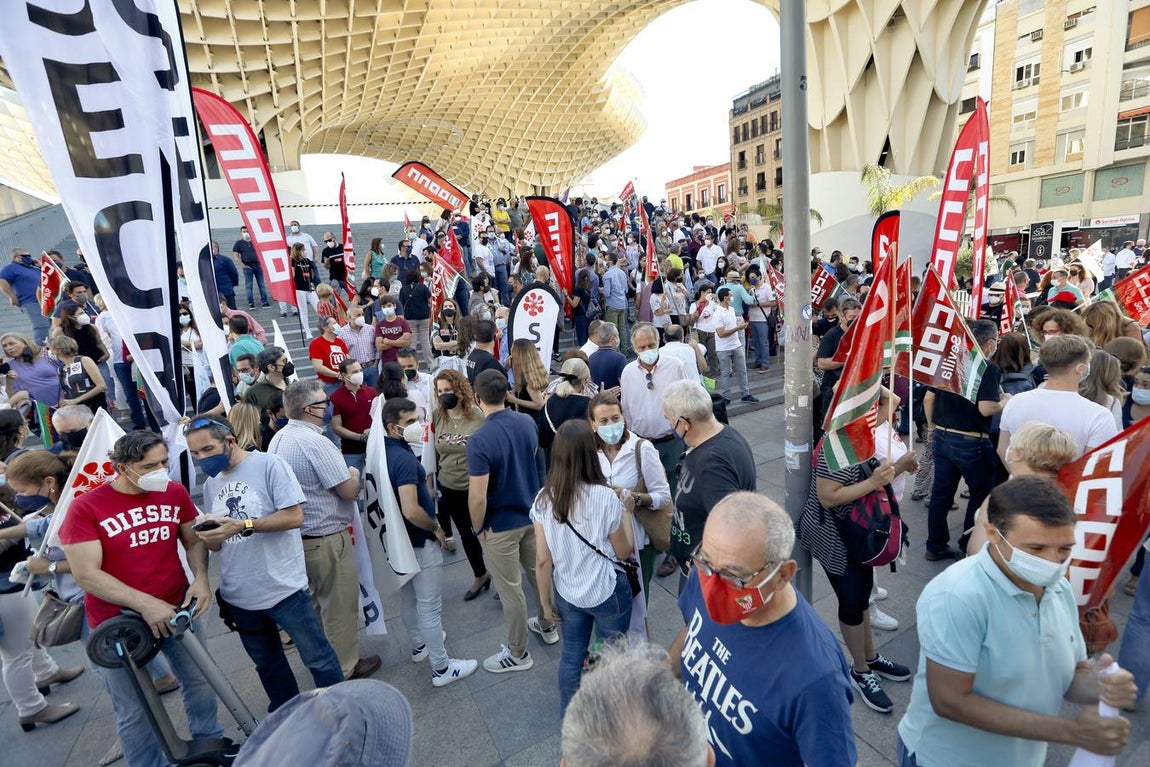 Los trabajadores de Caixabank se manifiestan en el centro de Sevilla contra los despidos forzosos en la empresa