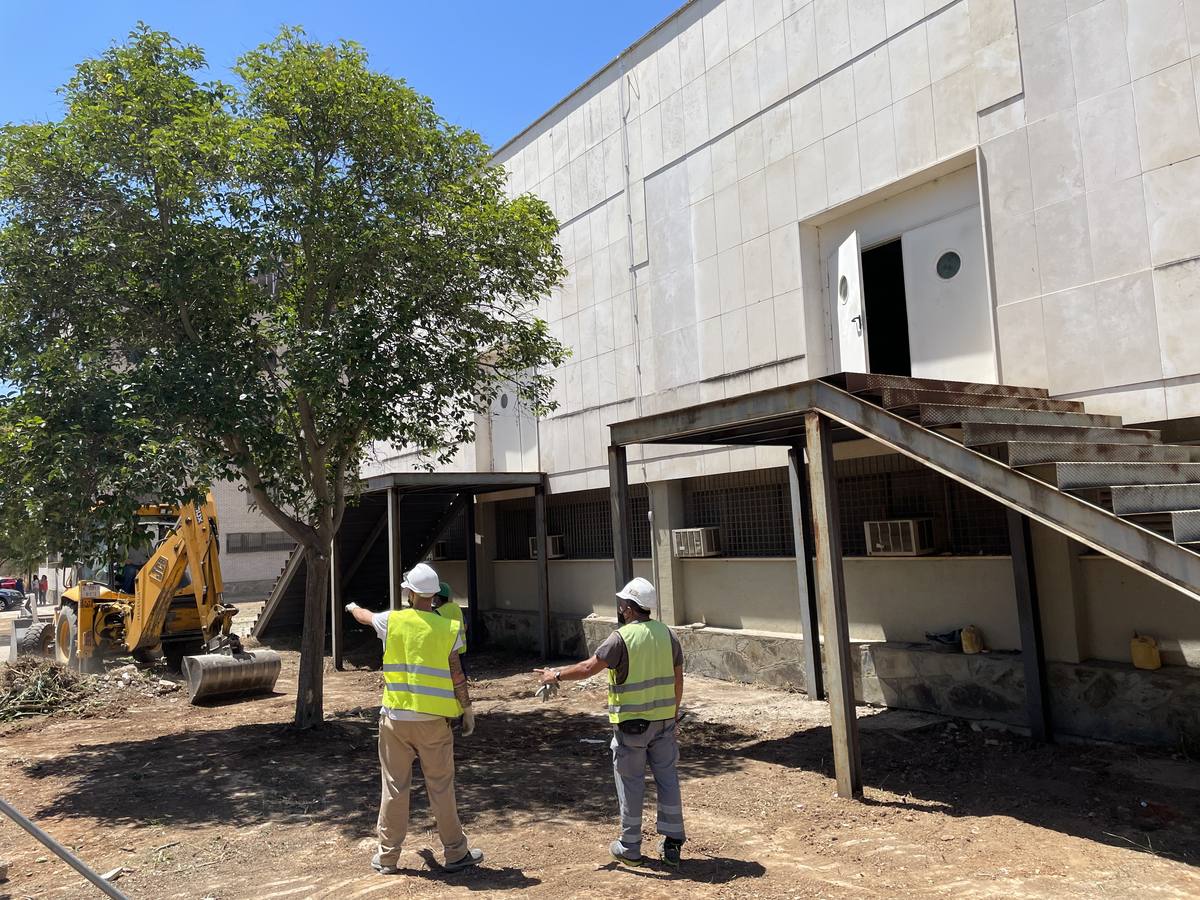 Los obreros vuelven al Hospital Militar de Sevilla, que inicia su segunda fase