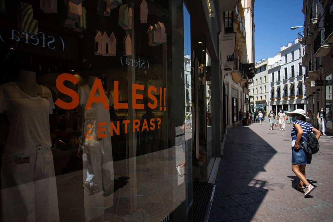 Primer día de rebajas en el centro de Sevilla