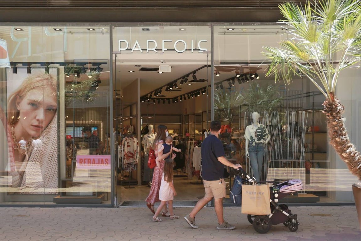 Clientes en las rebajas del centro comercial de Torre Sevilla