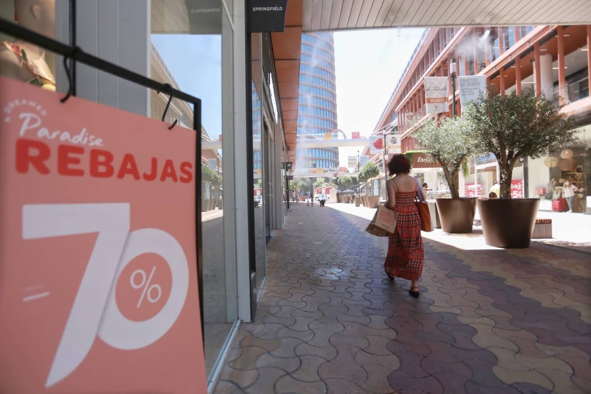 Clientes en las rebajas del centro comercial de Torre Sevilla