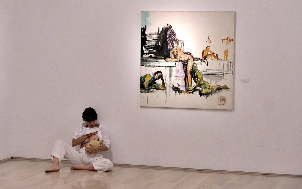 Carmona presenta por primera vez en Sevilla cincuenta y ocho piezas en múltiples disciplinas realizadas sobre papel y lienzo en acrílico, óleo, técnica mixta, témpera el huevo o tinta china.