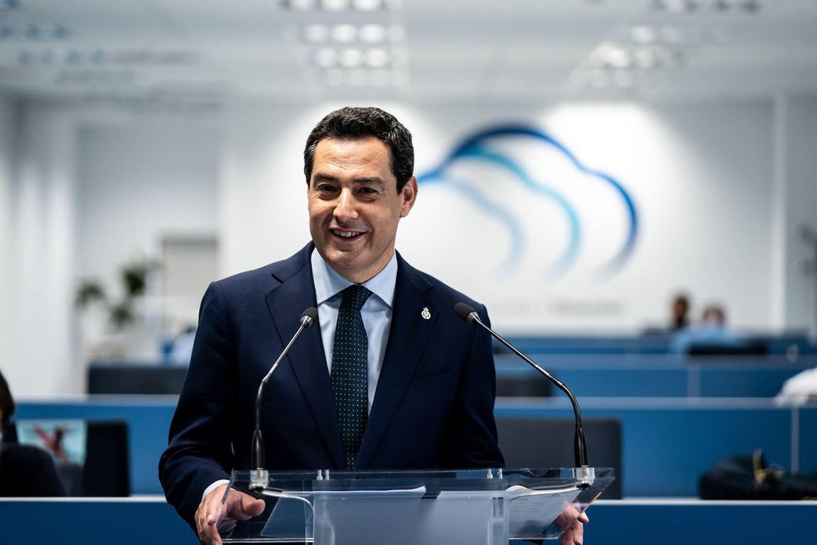 Juanma Moreno visita la sede de Viewnext, centro de innovación de IBM en Sevilla