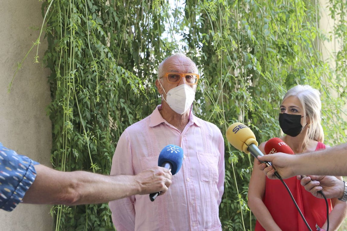 La donación supone la incorporación a la colección permanente de museo de un total de 47 obras. El CAAC inaugurará el 28 de octubre la exposición, 'La Máquina Española. Donación de Pepe Cobo'.