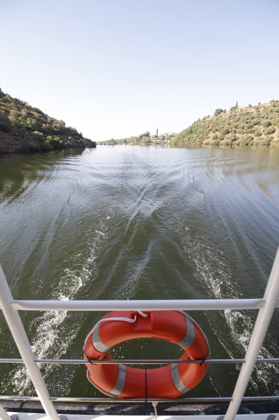 La primera ruta turística del barco solar de Hornachuelos por el Bembézar, en imágenes