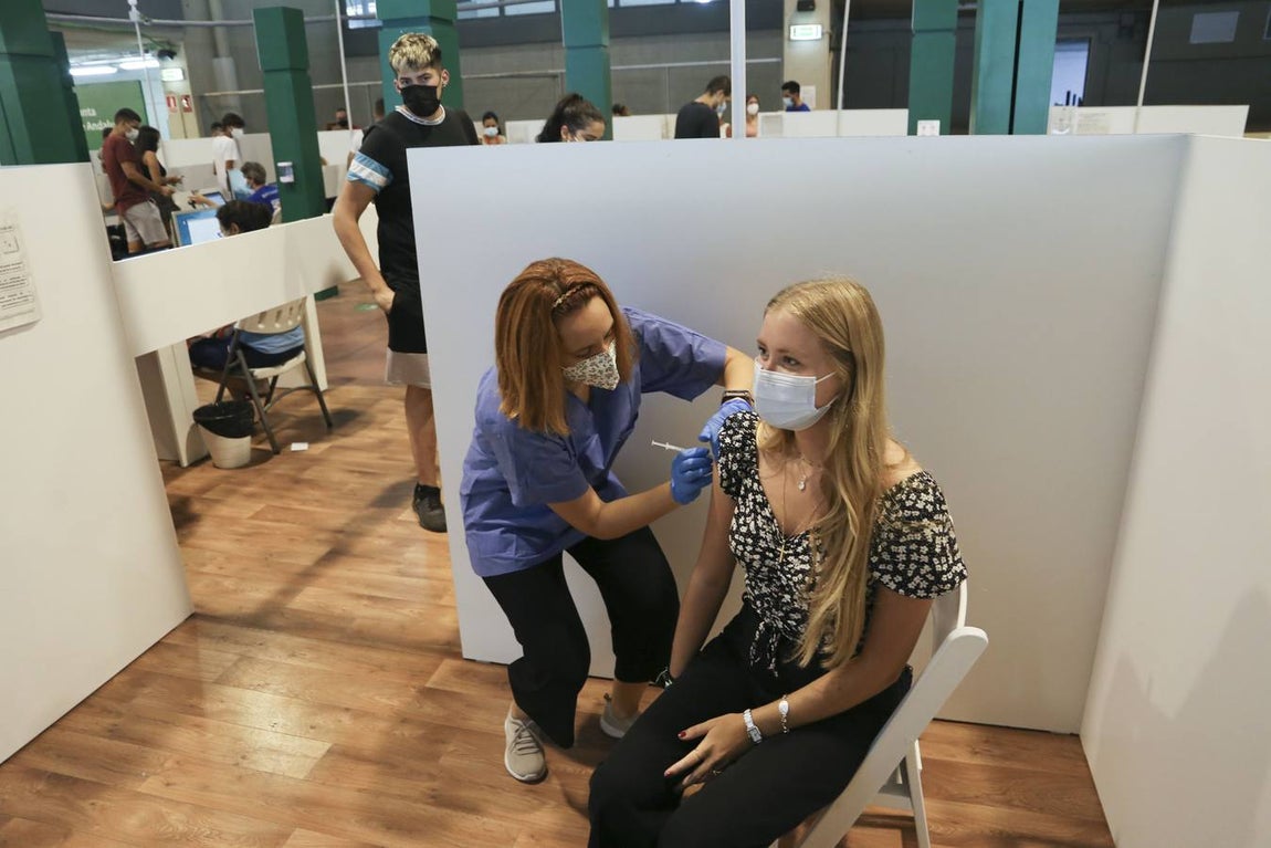 El inicio de la vacunación a los adolescentes sevillanos, en imágenes