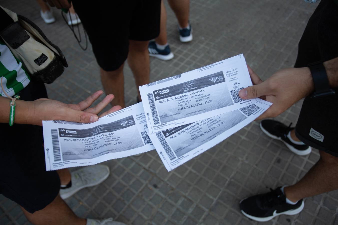 Aficionados verdiblancos en las inmediaciones del estadio Benito Villamarín
