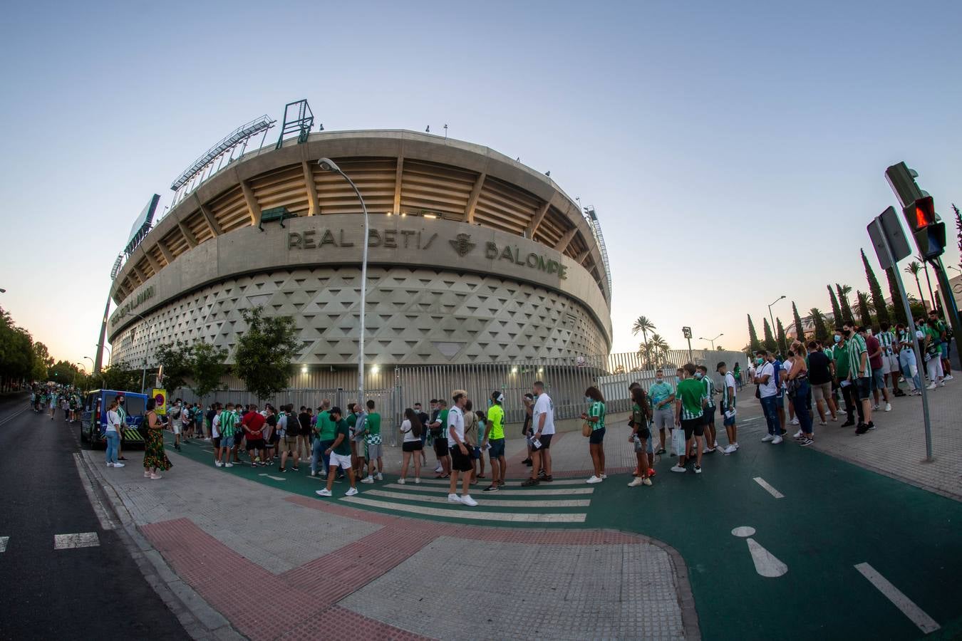 Aficionados verdiblancos en las inmediaciones del estadio Benito Villamarín