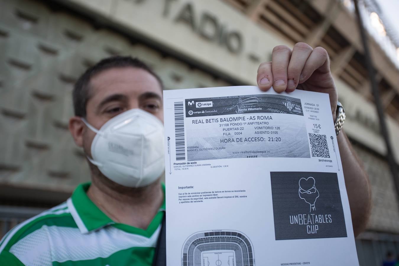 Aficionados verdiblancos en las inmediaciones del estadio Benito Villamarín