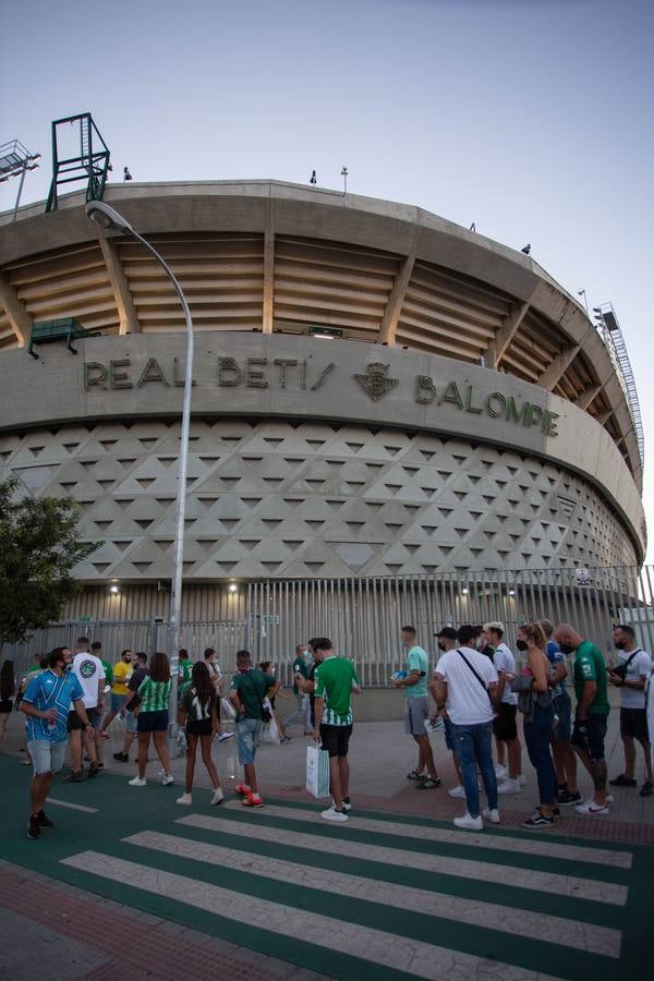 Aficionados verdiblancos en las inmediaciones del estadio Benito Villamarín