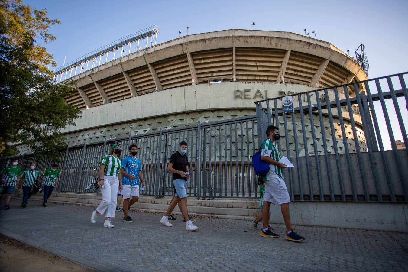 Aficionados verdiblancos en las inmediaciones del estadio Benito Villamarín