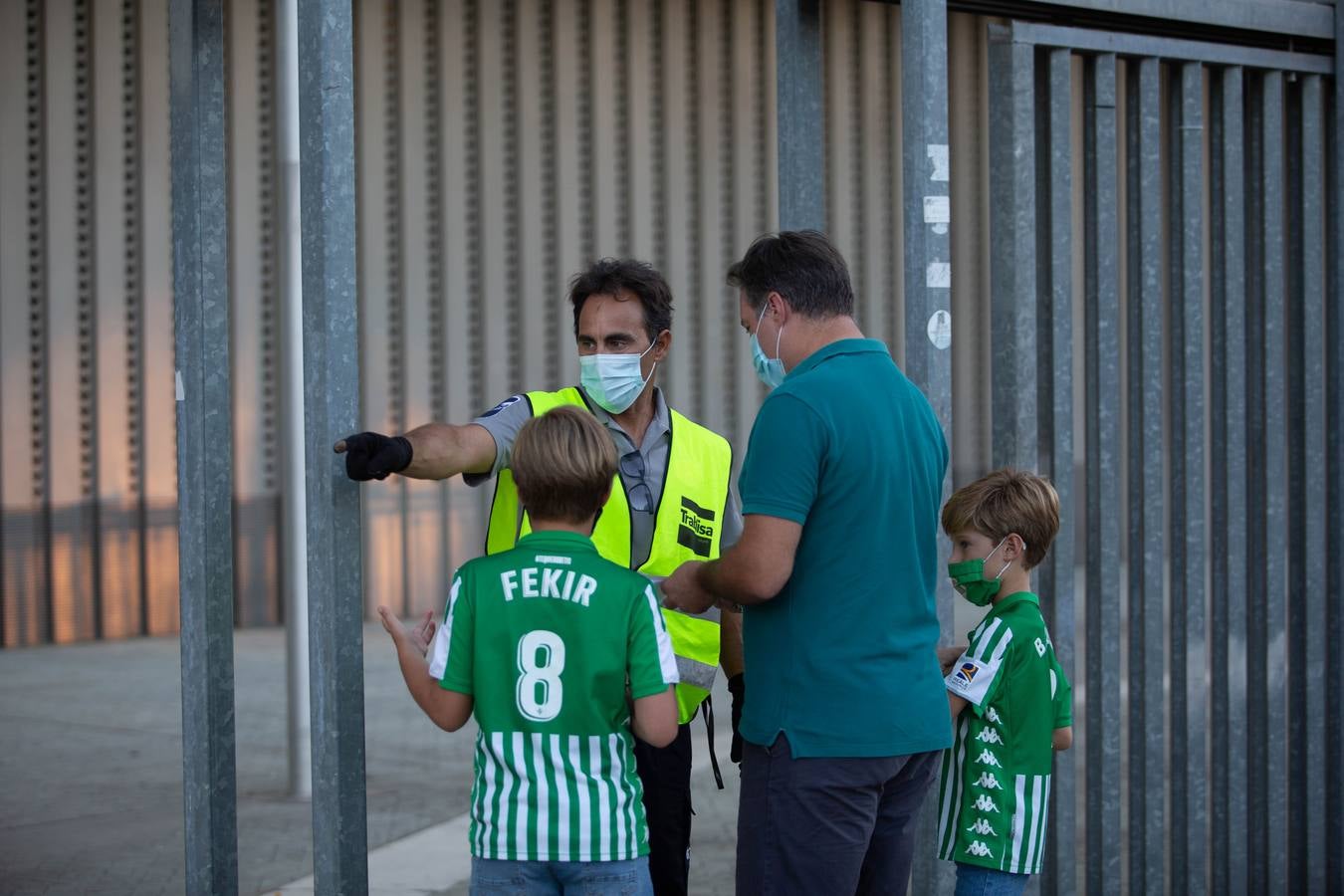 Aficionados verdiblancos en las inmediaciones del estadio Benito Villamarín