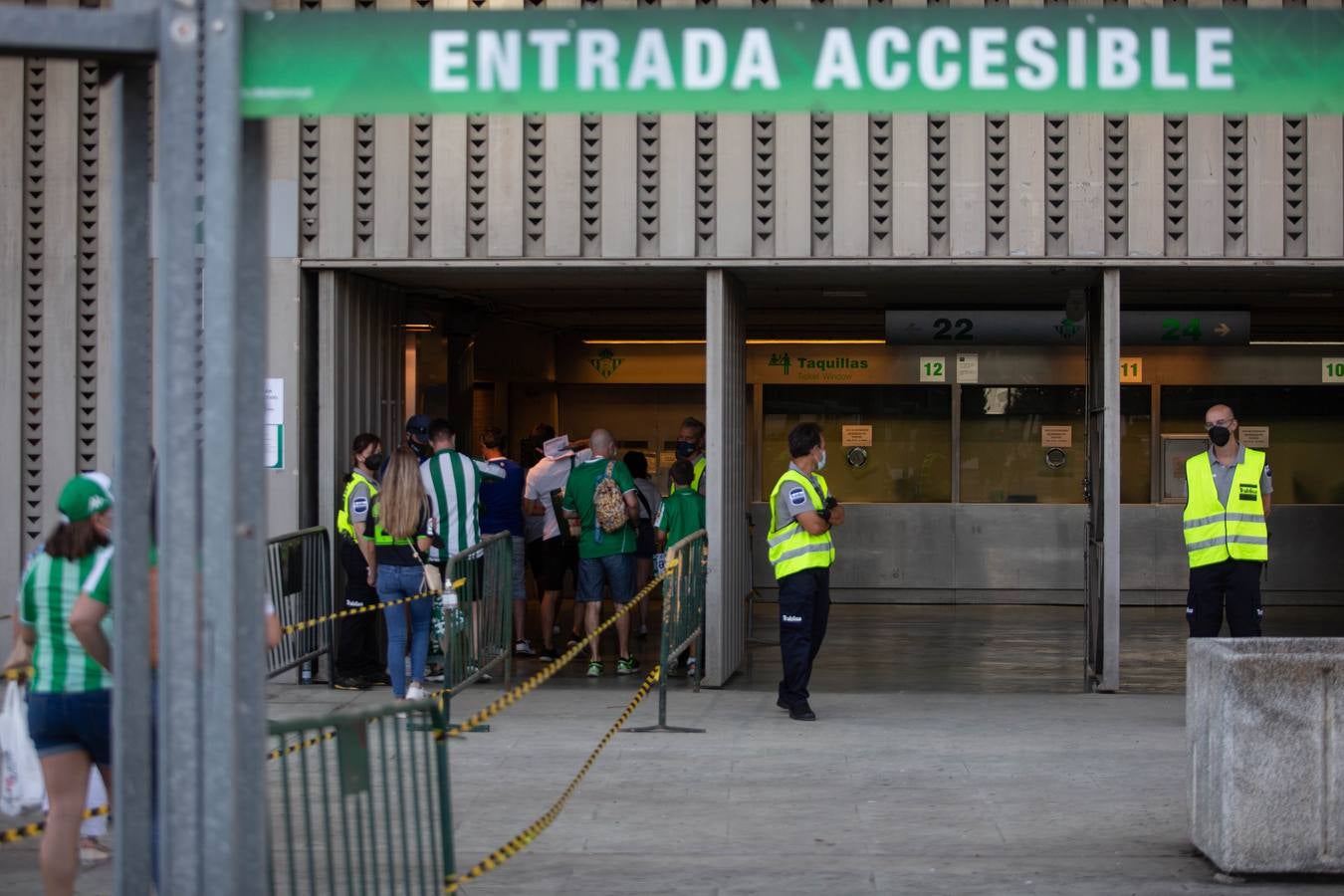 Aficionados verdiblancos en las inmediaciones del estadio Benito Villamarín