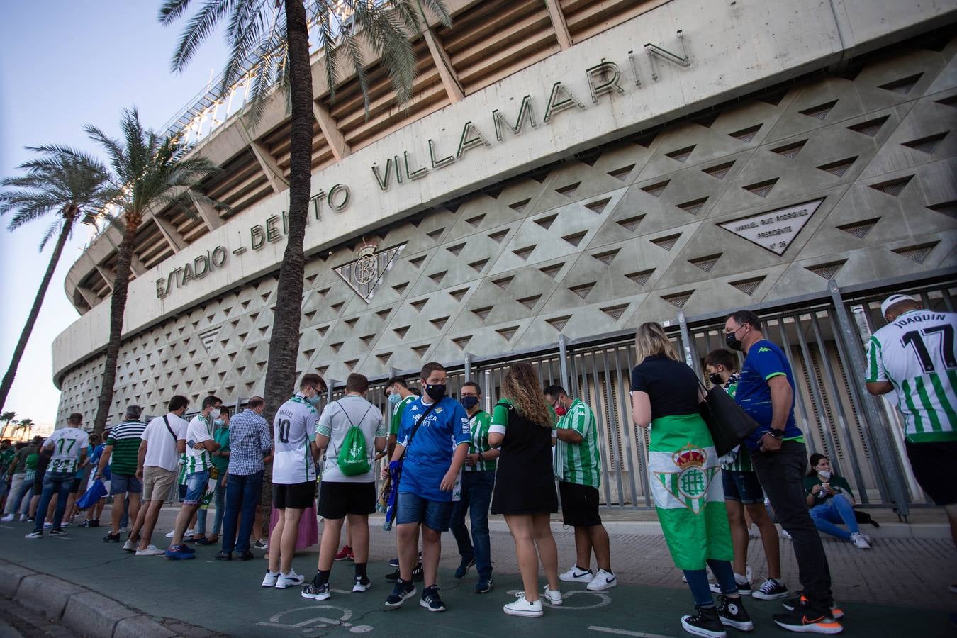 Aficionados verdiblancos en las inmediaciones del estadio Benito Villamarín